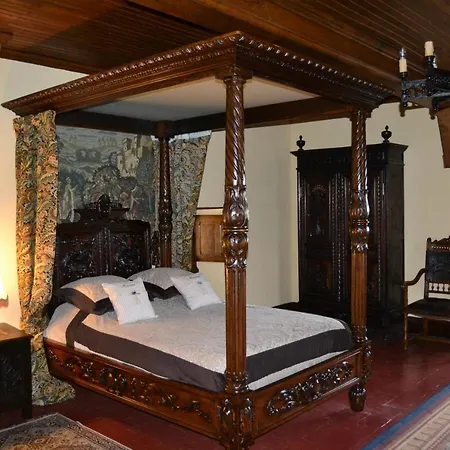 Chateau De Peufeilhoux לינה וארוחת בוקר Vallon-en-Sully
