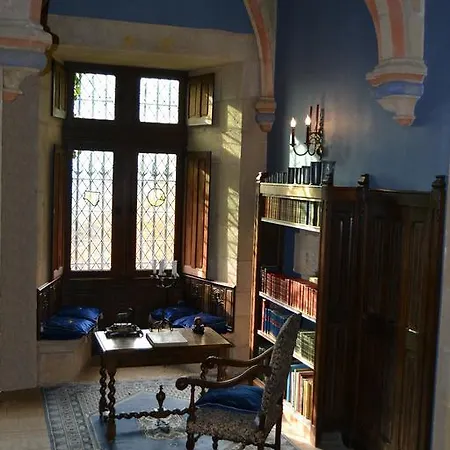 Chateau De Peufeilhoux לינה וארוחת בוקר