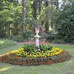 Chateau De Peufeilhoux 5*