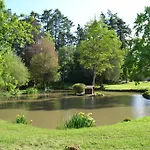 Chateau De Peufeilhoux Bed & Breakfast Vallon-en-Sully