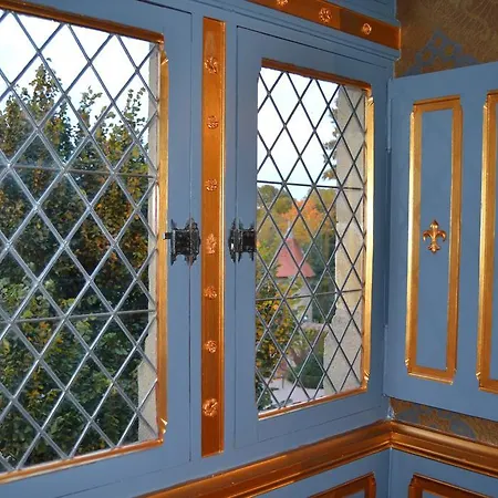 Chateau De Peufeilhoux Bed and breakfast Vallon-en-Sully