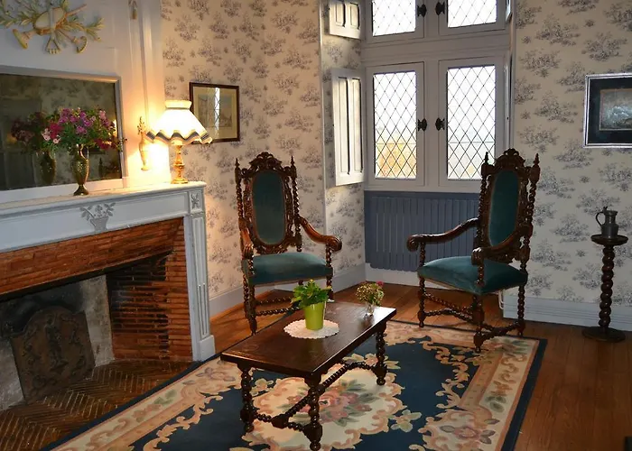 Chateau De Peufeilhoux Bed & Breakfast Vallon-en-Sully